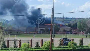 Пожежа на тренувальній базі Кривбаса: відео полум’я на даху будівлі