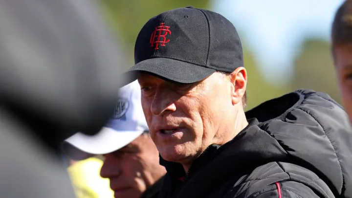 «Зіткнемося по приїзду»: ван Леувен висловився про поновлення змагань в УПЛ – що турбує наставника Кривбаса