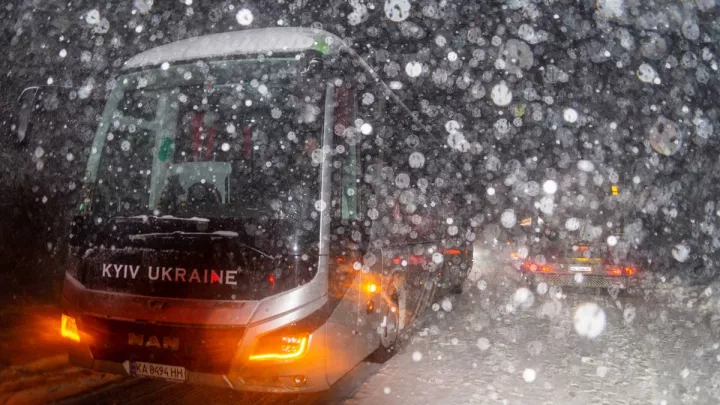 Оболонь потрапила в сильний снігопад: автобус з командою застав циклон з хуртовиною