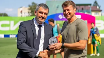 Президент УПЛ вручив нагороду найкращому тренеру минулого сезону: хто отримав трофей