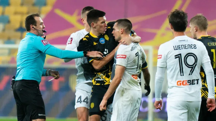 «Можна книгу написати про помилки арбітра»: Хацкевич сказав, як суддя особисто «вбив» Полісся у матчі з Рухом