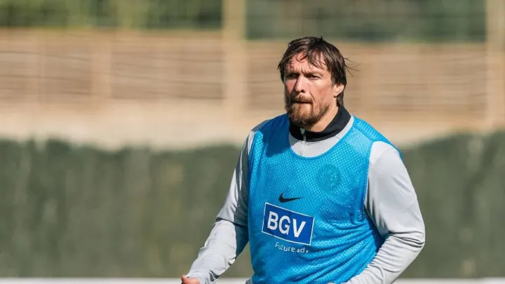 Усик зіграв за Полісся: легендарний боксер вийшов на поле проти команди ексзірки Баварії