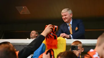 Приїхав на фарт? Ахметов вдруге відвідає матч Шахтаря в плей-оф Ліги конференцій