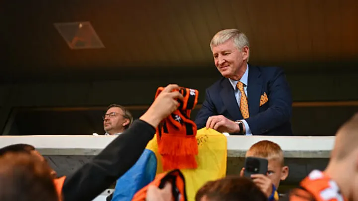 Приїхав на фарт? Ахметов вдруге відвідає матч Шахтаря в плей-оф Ліги конференцій