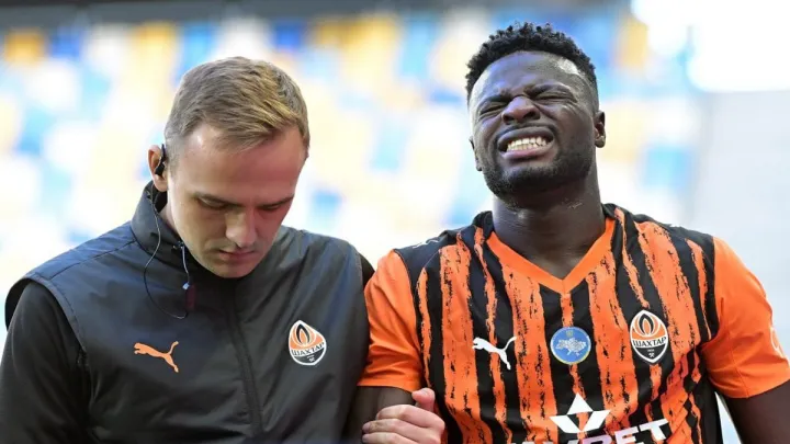 Шахтар ризикує втратити легіонера на матч проти АЗ в Лізі конференцій: футболіст достроково покинув поле