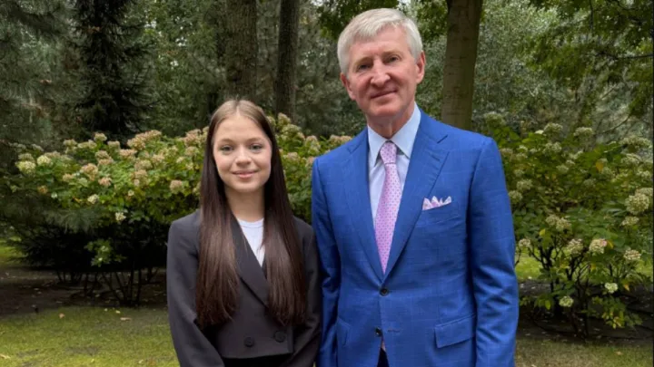 «Щоб ти була там щаслива»: Ахметов подарував мужній українській дівчині квартиру і пообіцяв приїхати в гості