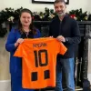 Захисник «Азовсталі» Діанов у США подарував послу України футболку Мудрика: військовий також поділився заповітною мрією