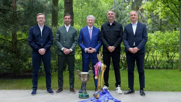 Ахметов зустрівся з Срною, Палкіним та тренерами Шахтаря: президенту донеччан привезли два трофеї