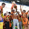 Турану довелося «політати»: Шахтар емоційно відсвяткував дострокове чемпіонство – фото, відео