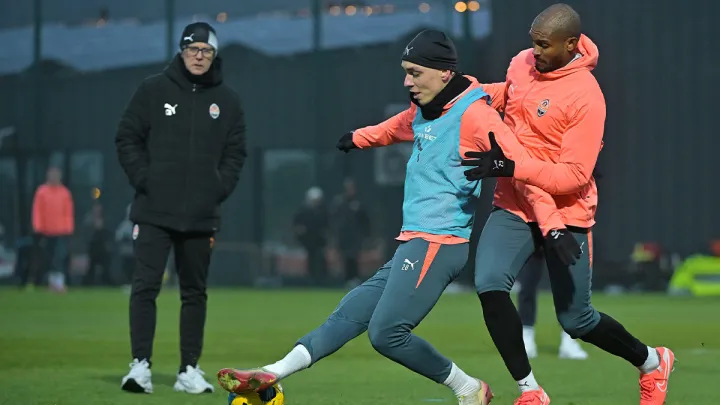 Фокус на центральний матч туру: Шахтар повернувся до України й провів тренування