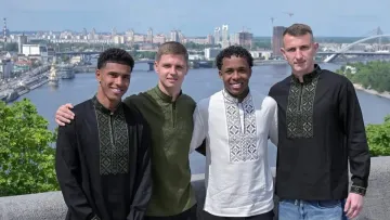 Шахтар обіграв Динамо і провів фотосесію в День вишиванки: світлини з бразильцями, які варто побачити