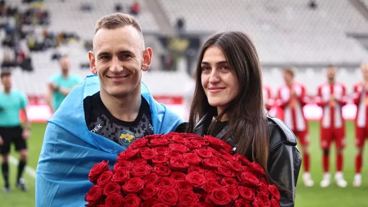 Романтична історія в Німеччині: гравець Вереса перед матчем зробив пропозицію коханій