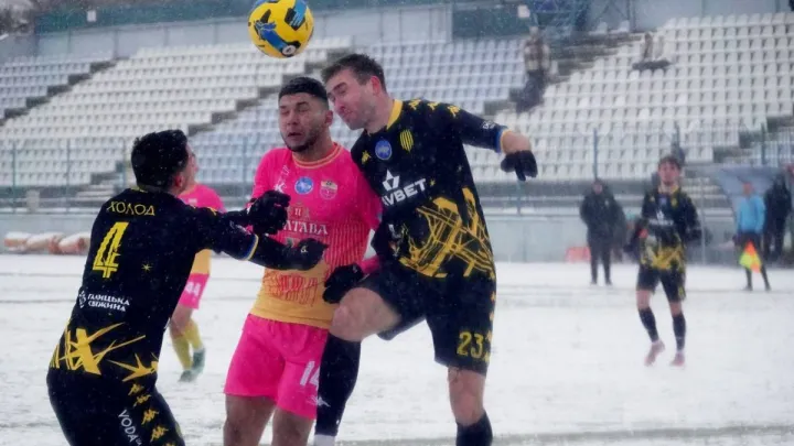 Неочікуваний гість на сніжному полі та дубль гамбійця: Рух і СК Полтава зіграли останній матч у 2025 році