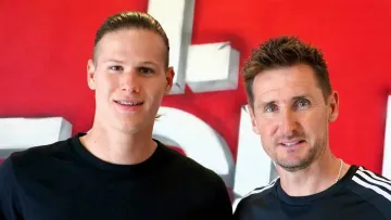 «‎Український Холанд» офіційно перейшов у новий клуб: скандального форварда тренуватиме легенда