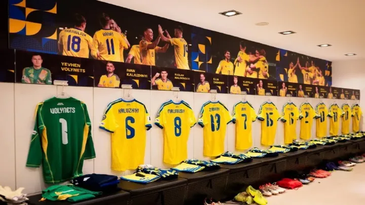 Роздягальня збірної України перед матчем з Ісландією: УАФ показала особливий прапор і Йоду з «‎Зоряних війн»