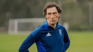 «Досі стоїть у квартирі»: відомий тренер назвав незвичайний подарунок, який отримав від гравців збірної України