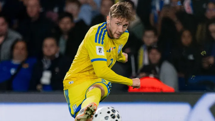 Конкретний аспект: колишній гравець Зорі розповів, у чому Ванат кращий за Довбика